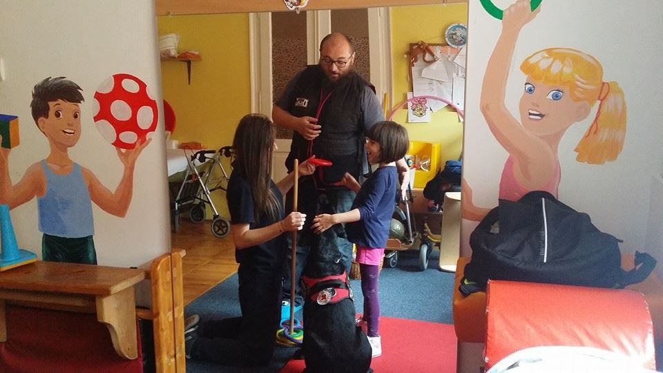 Copii participând la ateliere Dog Assist în școală